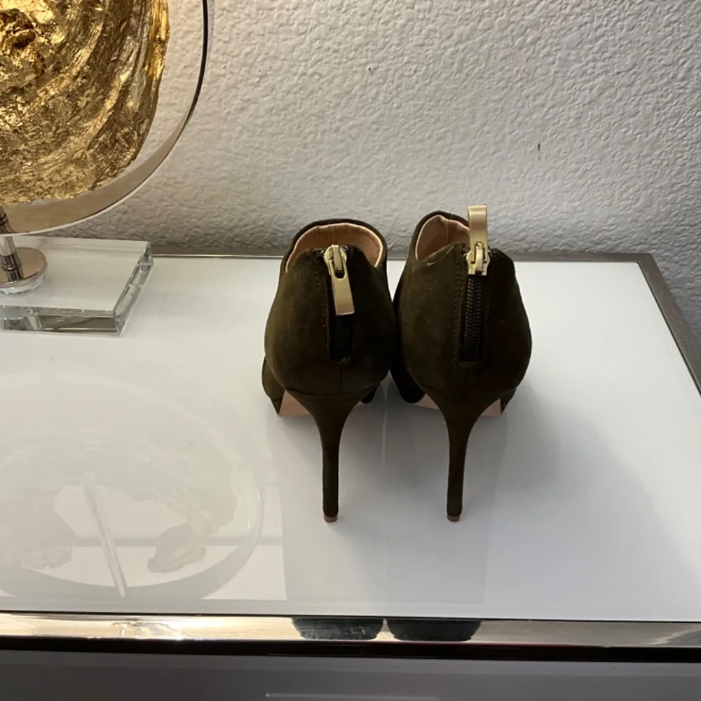 POUR LA VICTOIRE OLIVE GREEN SUEDE PEEP TOE BOOTIES♥️♥️♥️